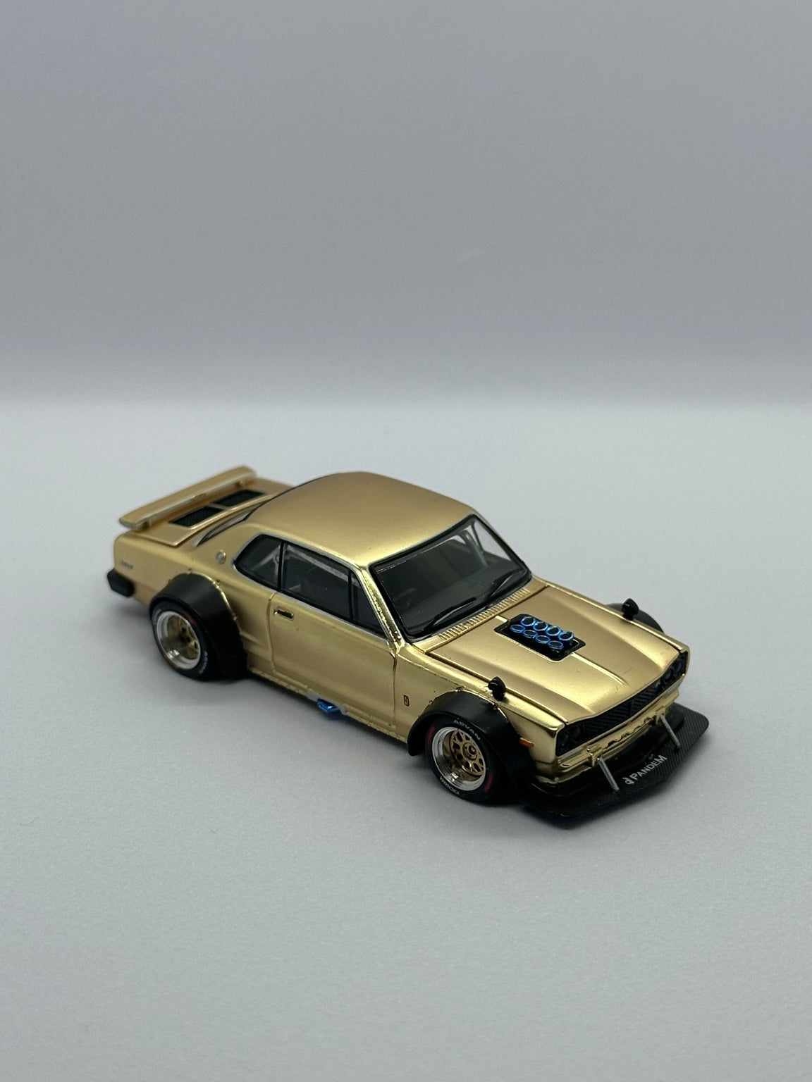 POP RACE PP64-248 Skyline GT-R V8 Drift Hakosuka gold 1:64 diecast front three-quarter closed view