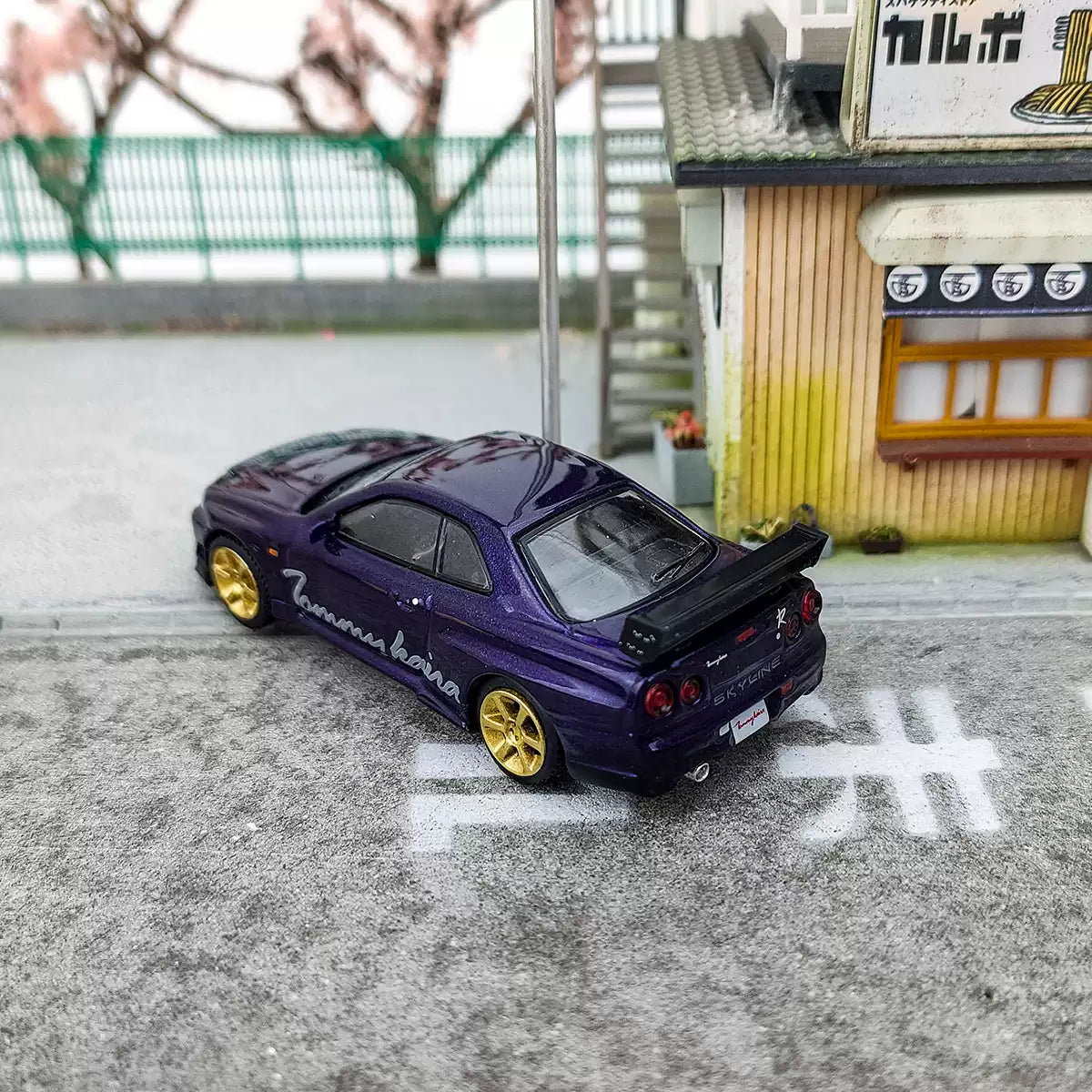 MINI GT 1:64 Nissan Skyline GT-R (R34) Tommykaira – Midnight Purple Edition