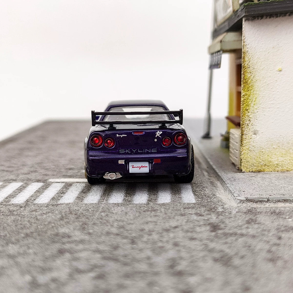 MINI GT 1:64 Nissan Skyline GT-R (R34) Tommykaira – Midnight Purple Edition