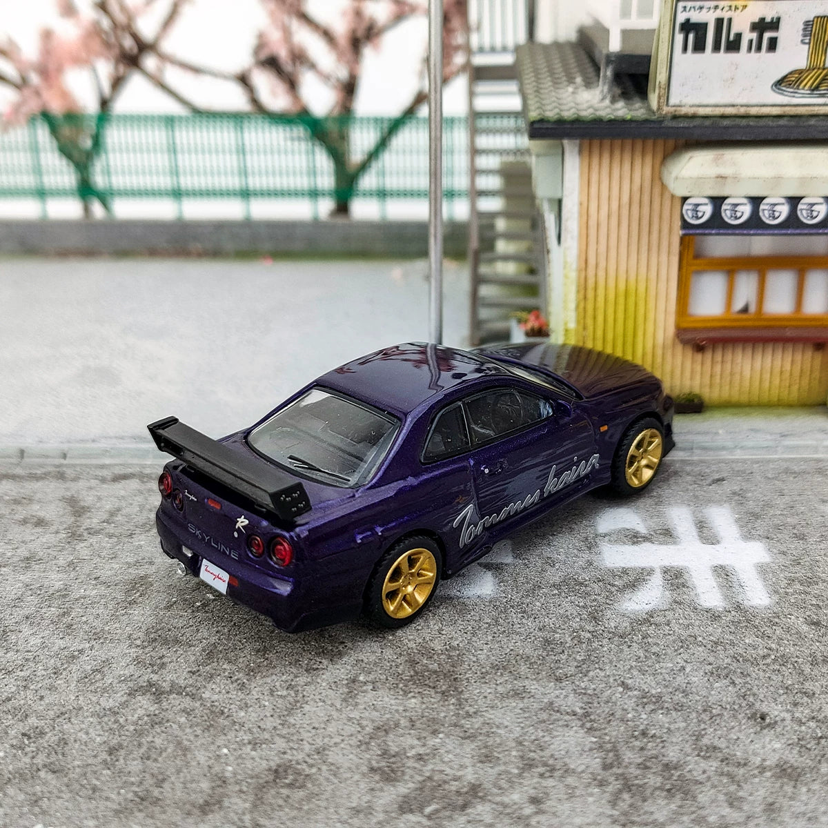 MINI GT 1:64 Nissan Skyline GT-R (R34) Tommykaira – Midnight Purple Edition